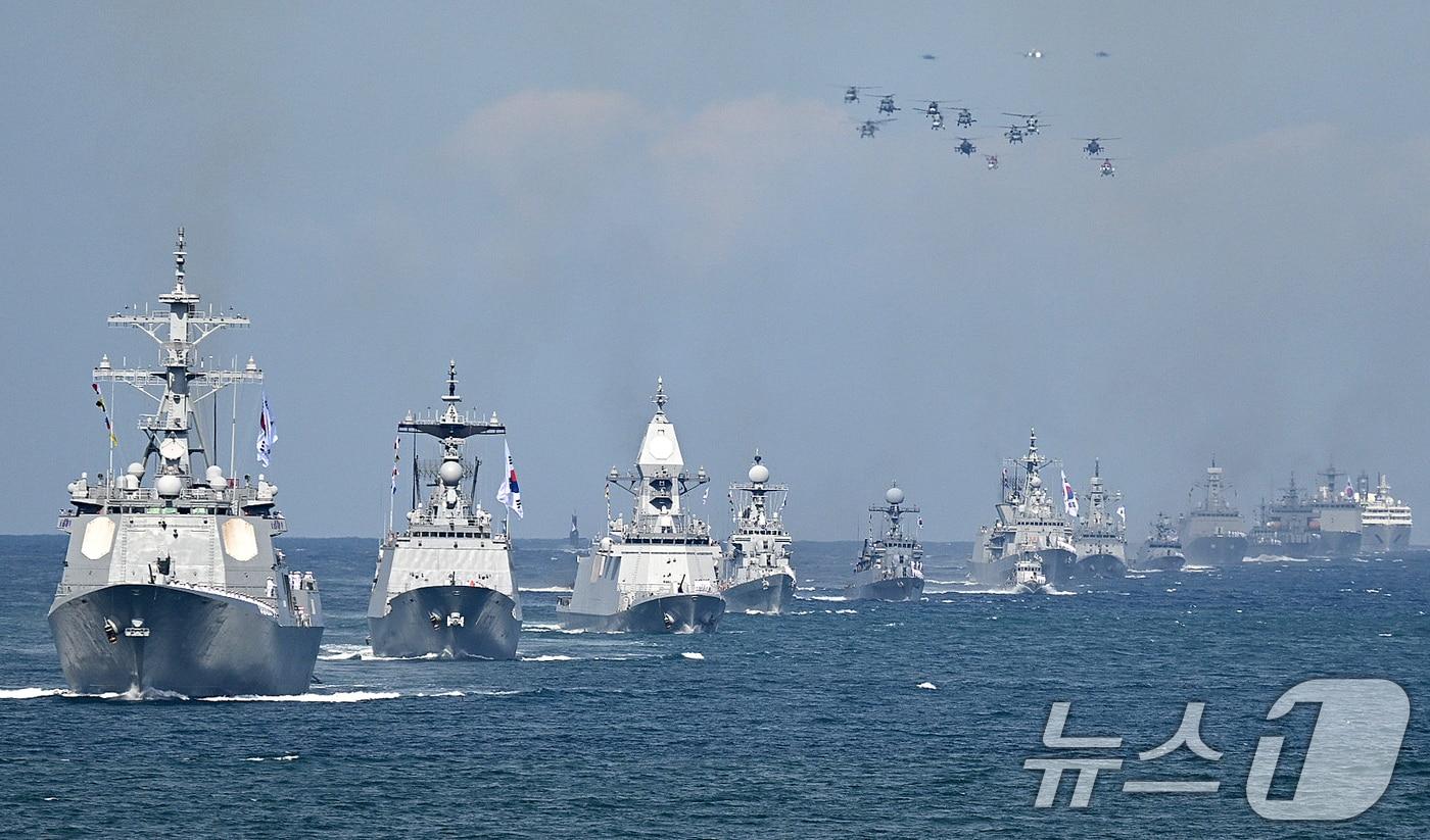 26일 오후 부산 인근 해상에서 열린 2025 대한민국해군 관함식에서 해군 함정들과 항공기들이 대오를 맞춰 기동하고 있다. 이번 해상사열에는 함정 31척과 항공기 18대 등이 참가했다. &#40;공동취재&#41; 2025.9.26/뉴스1 ⓒ News1 윤일지 기자