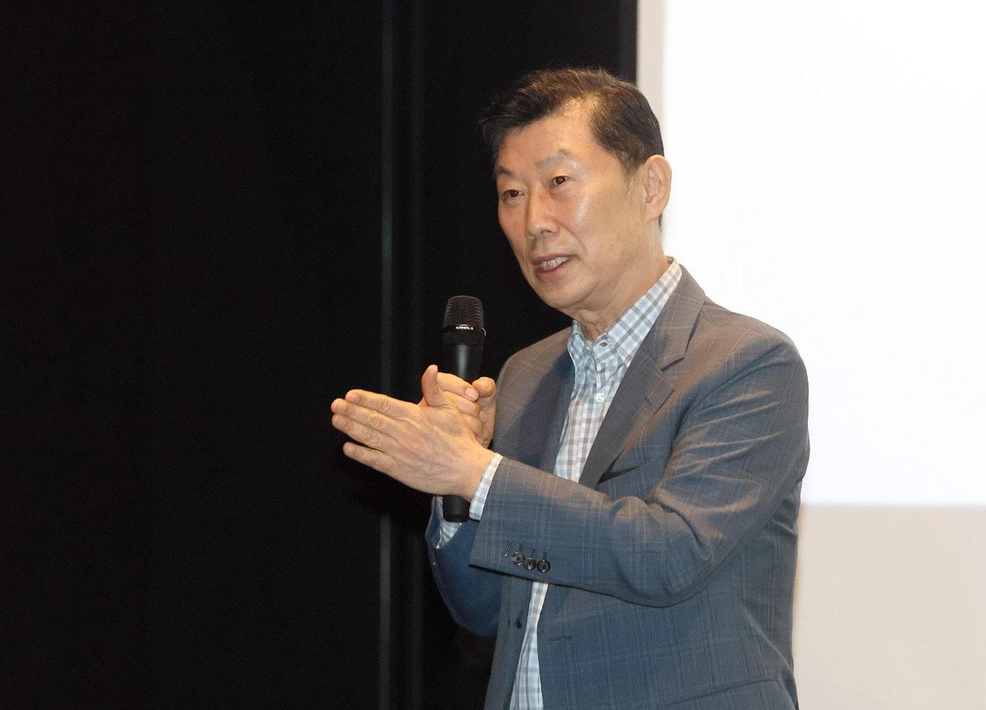 본문 이미지 - 김홍국 하림그룹 회장이 26일 전북 익산 하림 퍼스트키친에서 열린 식품문화축제 'NS푸드페스타'에 참석해 개회사를 하고 있다(하림그룹 제공).