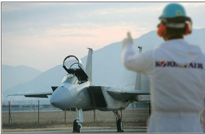 본문 이미지 - 대한항공 테크센터에서 창정비를 마치고 출고되는 미군 F-15 전투기 &#40;대한항공 제공&#41;