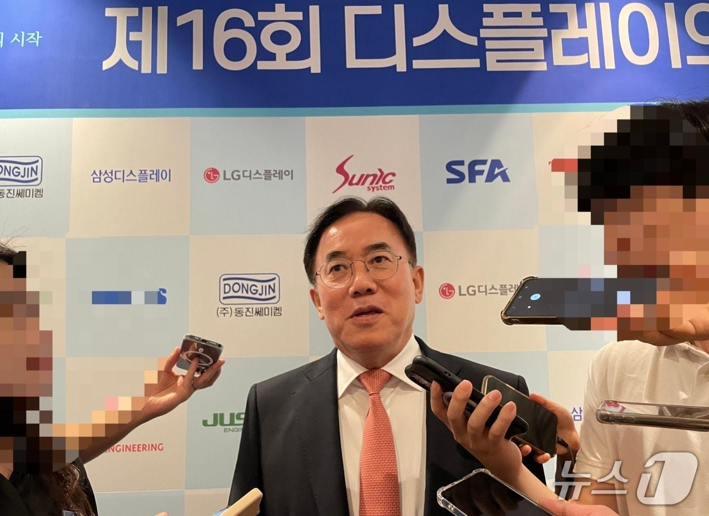 본문 이미지 - 정철동 LG디스플레이 대표이사 사장이 26일 서울 송파구 롯데호텔월드에서 열린 '제16회 디스플레이의 날 기념식'에 참석하기 전 기자들과 질답하고 있다.(LG디스플레이 제공)