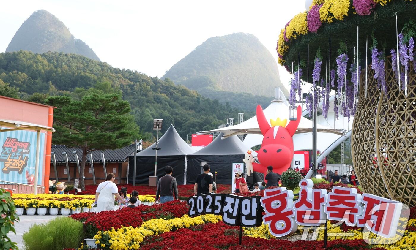 본문 이미지 - 2025 진안 홍삼축제 개막날인 26일 전북 진안군 마이산북부일원에 마련된 행사장에 방문객들의 발길이 이어지고 있다. 2025.9.26/뉴스1 ⓒ News1 유경석 기자