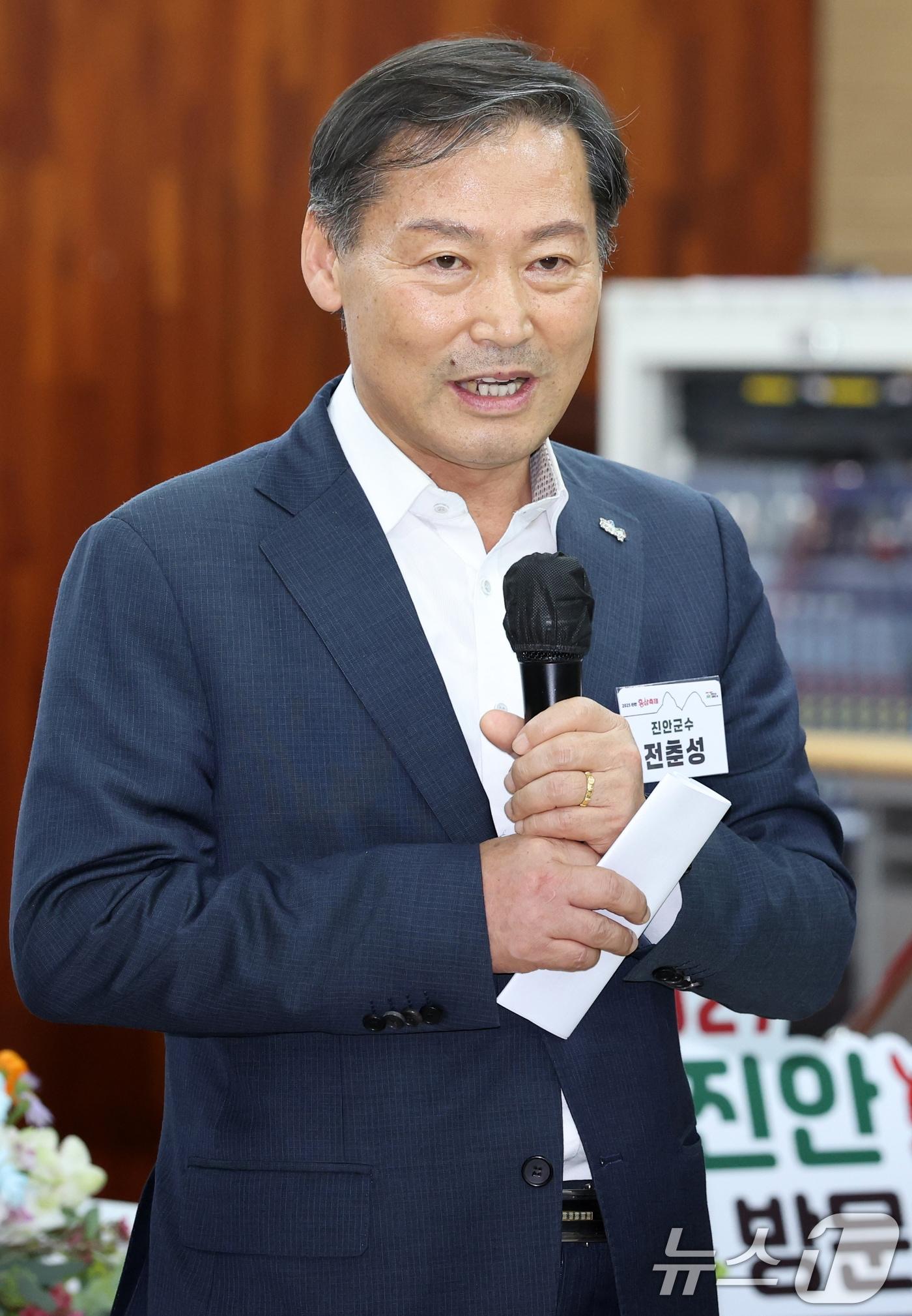 본문 이미지 - 전춘성 진안군수가 26일 전북 진안군 산약초타운에서 열린 2025 진안 홍삼축제 리셉션에서 인사말을 하고 있다. 2025.9.26/뉴스1 ⓒ News1 유경석 기자