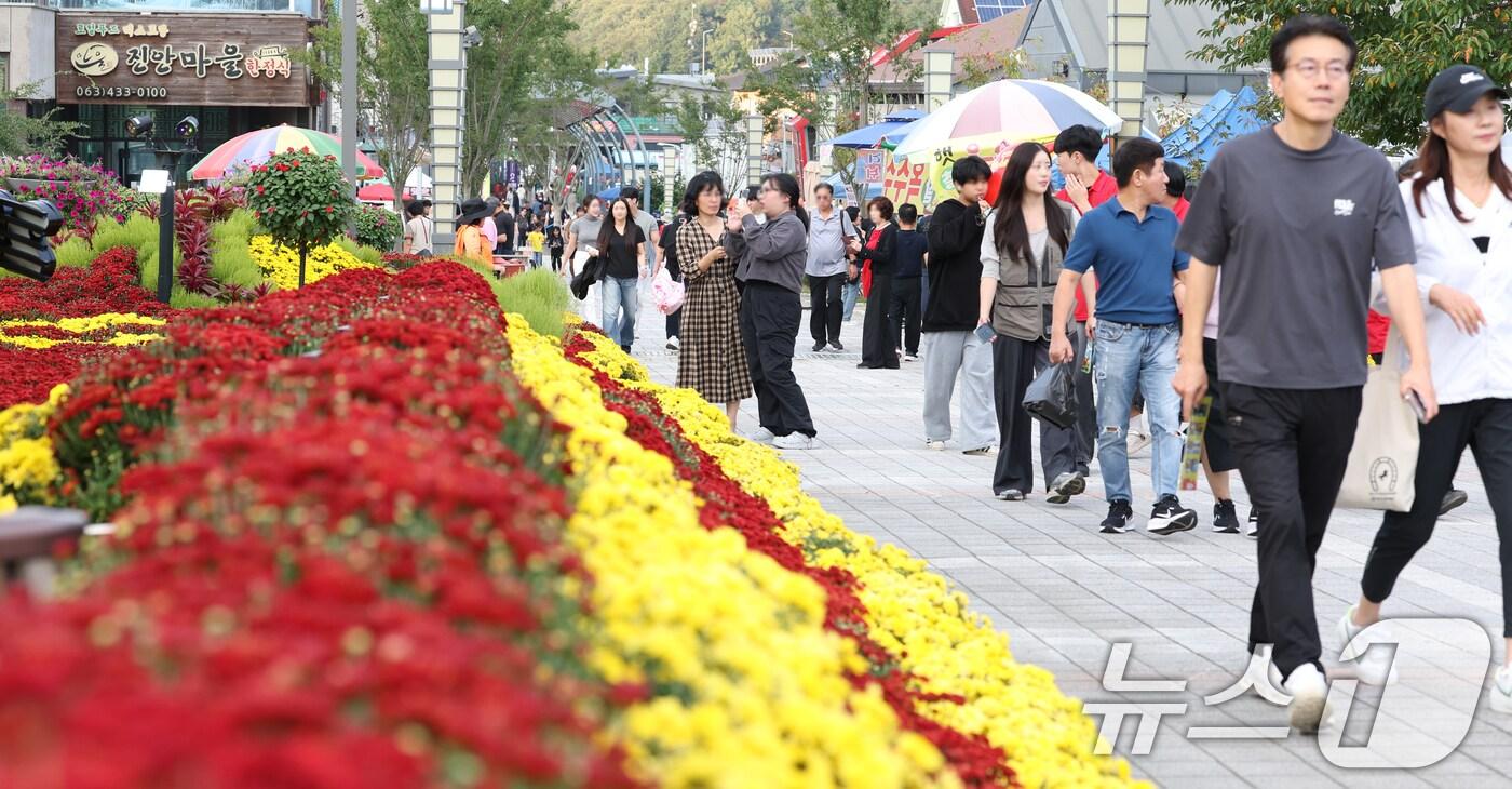 2025 진안 홍삼축제 개막날인 지난달 26일 전북 진안군 마이산북부일원에 마련된 행사장에 방문객들의 발길이 이어지고 있다. 2025.9.26/뉴스1 ⓒ News1 유경석 기자