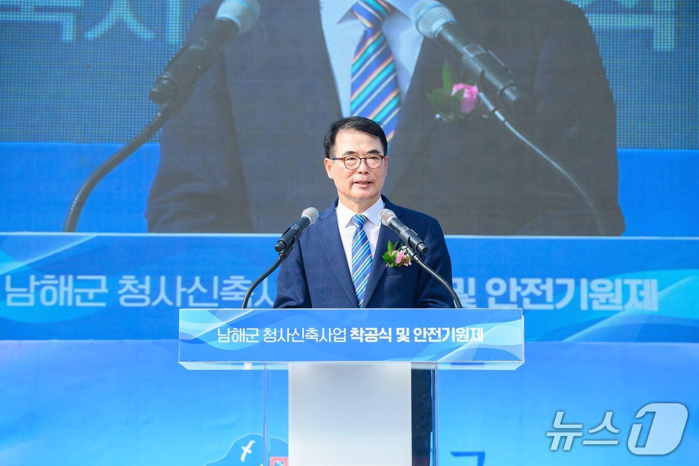 본문 이미지 - 26일 남해군 청사신축사업 착공식에서 장충남 군수가 기념사를 하고 있다.(남해군 제공. 재판매 및 DB금지)