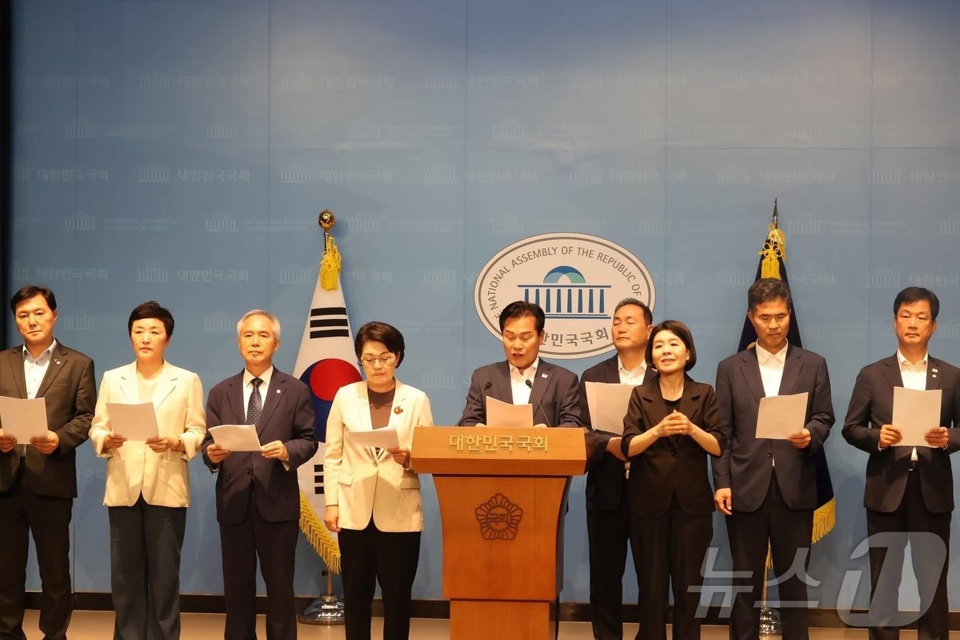 더불어민주당 호남지역 국회의원들이 26일 국회에서 &#39;호남에선 불 안 나나&#39;라고 한 국민의힘 의원의 발언을 규탄하고 있다. &#40;권향엽 의원실 제공&#41; 2025.9.26 ⓒ News1