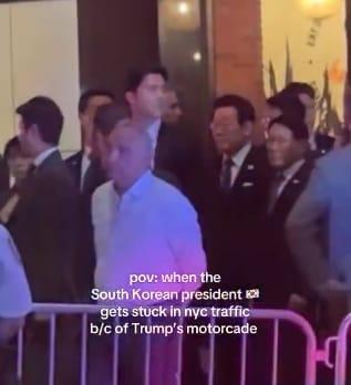 본문 이미지 - 엑스(X)에 올라온 뉴욕 거리에서  트럼프 대통령의 차량 행렬 때문에 발이 묶인 이재명 대통령 모습. <소셜미디어 엑스 @defensesignal>2025.09.26