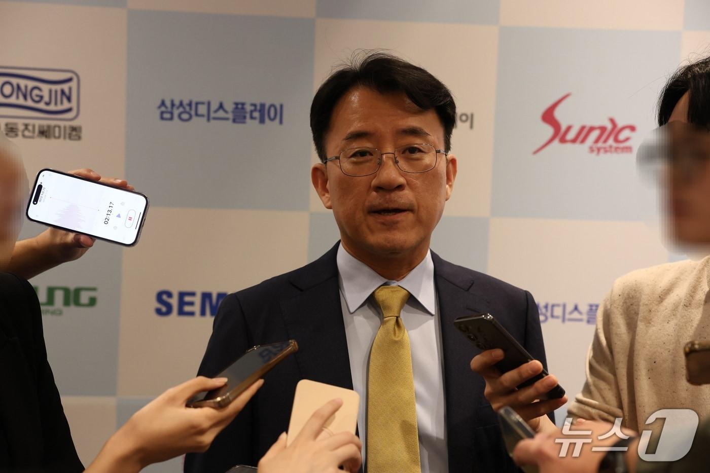 이청 삼성디스플레이 대표이사 사장이 26일 서울 송파구 롯데호텔월드에서 열린 &#39;제16회 디스플레이의 날 기념식&#39;에 참석하기 전 기자들과 질의응답을 하고 있다.&#40;삼성디스플레이 제공&#41;