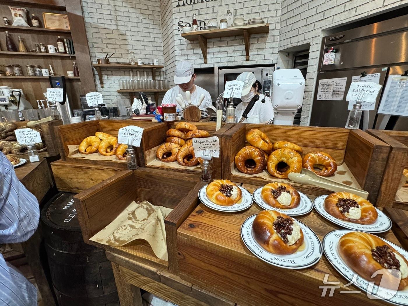 본문 이미지 - 지난달 26일 오전 성수동의 한 소금빵 가게에 빵들이 진열돼 있다.
