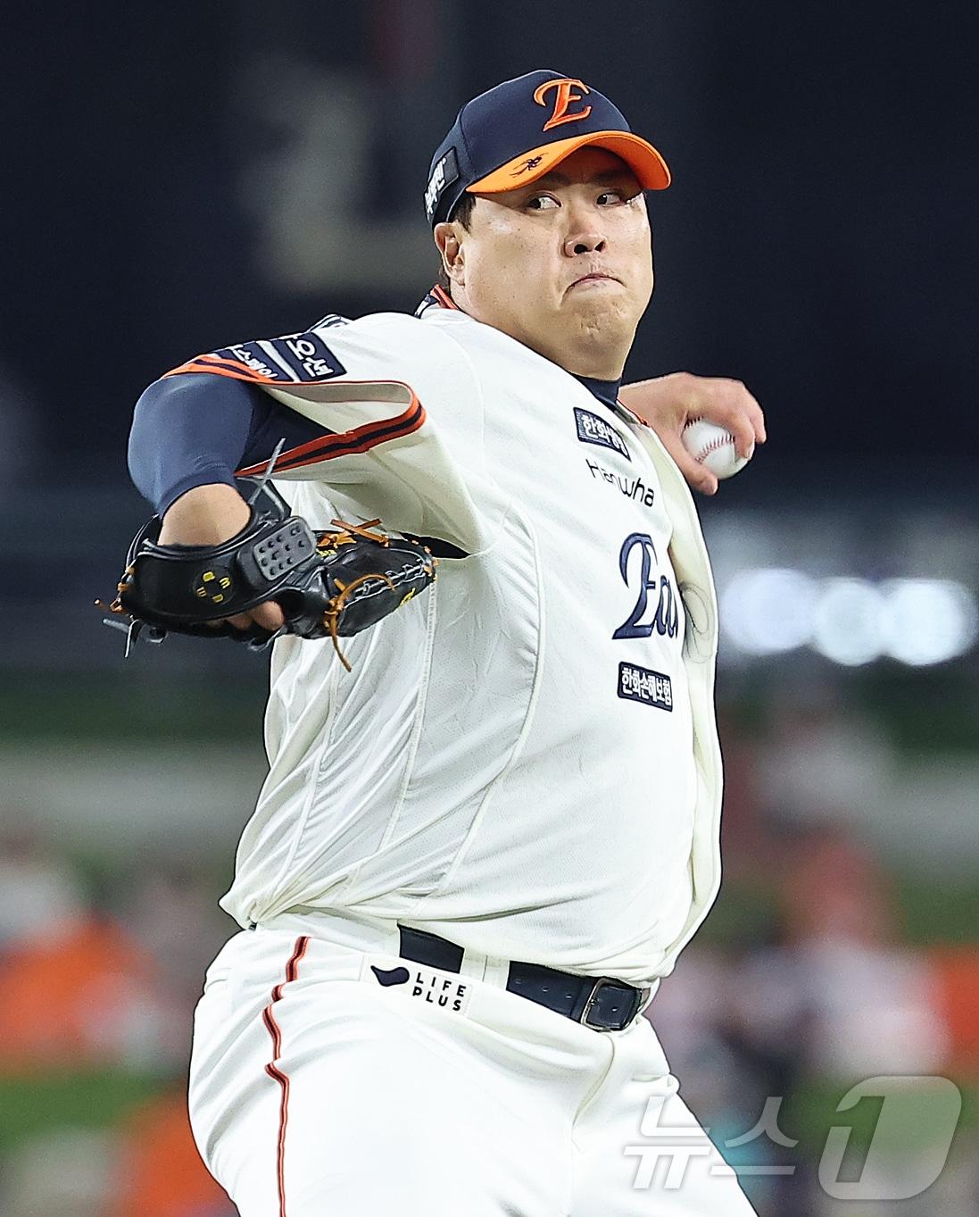 본문 이미지 - 26일 오후 대전 한화생명 볼파크에서 열린 프로야구 '2025 신한 SOL뱅크 KBO 리그' LG 트윈스와 한화 이글스의 경기, 한화 선발 류현진이 1회초 등판해 힘차게 공을 던지고 있다. 2025.9.26/뉴스1 ⓒ News1 김진환 기자