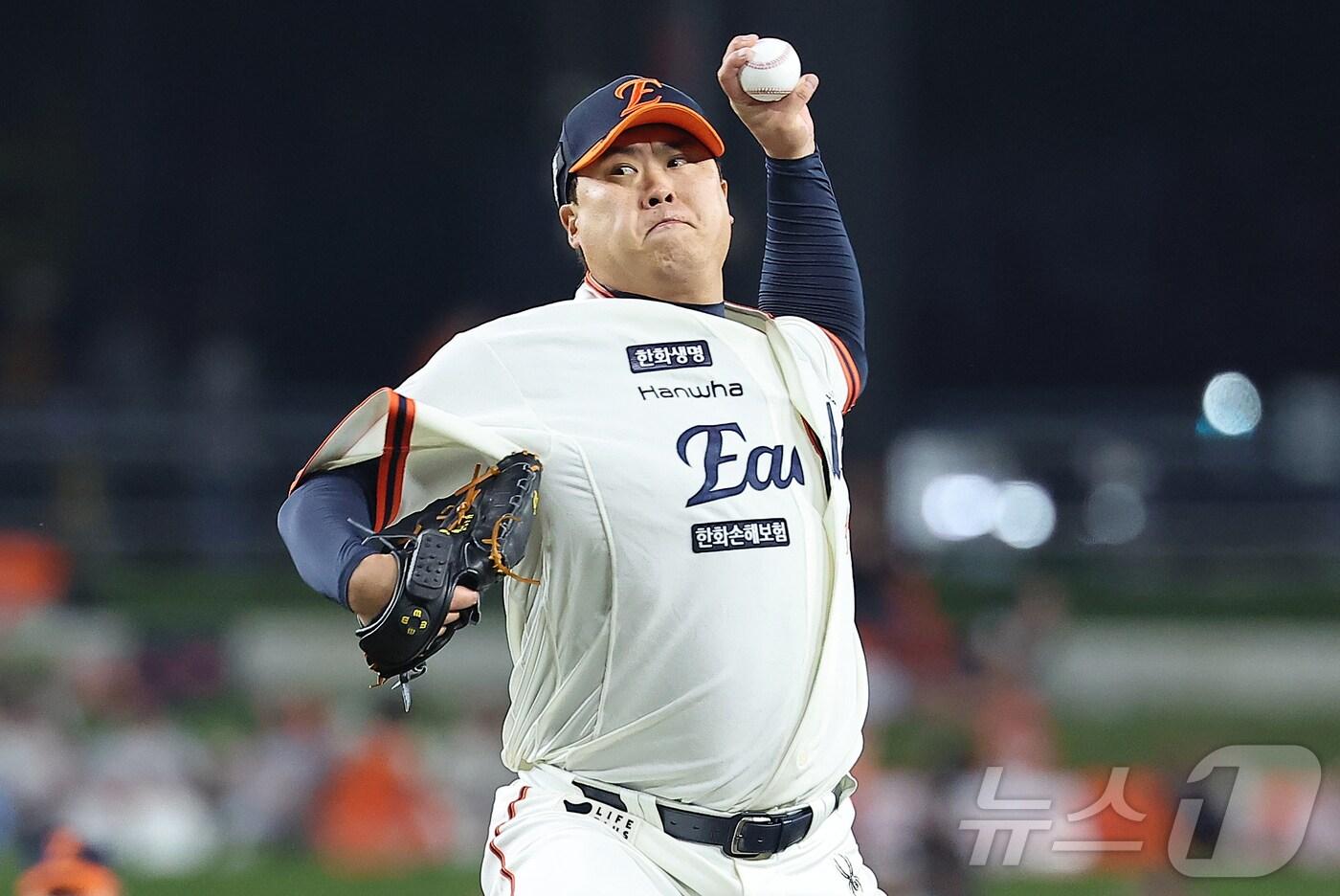 26일 오후 대전 한화생명 볼파크에서 열린 프로야구 &#39;2025 신한 SOL뱅크 KBO 리그&#39; LG 트윈스와 한화 이글스의 경기, 한화 선발 류현진이 1회초 등판해 힘차게 공을 던지고 있다. 2025.9.26/뉴스1 ⓒ News1 김진환 기자