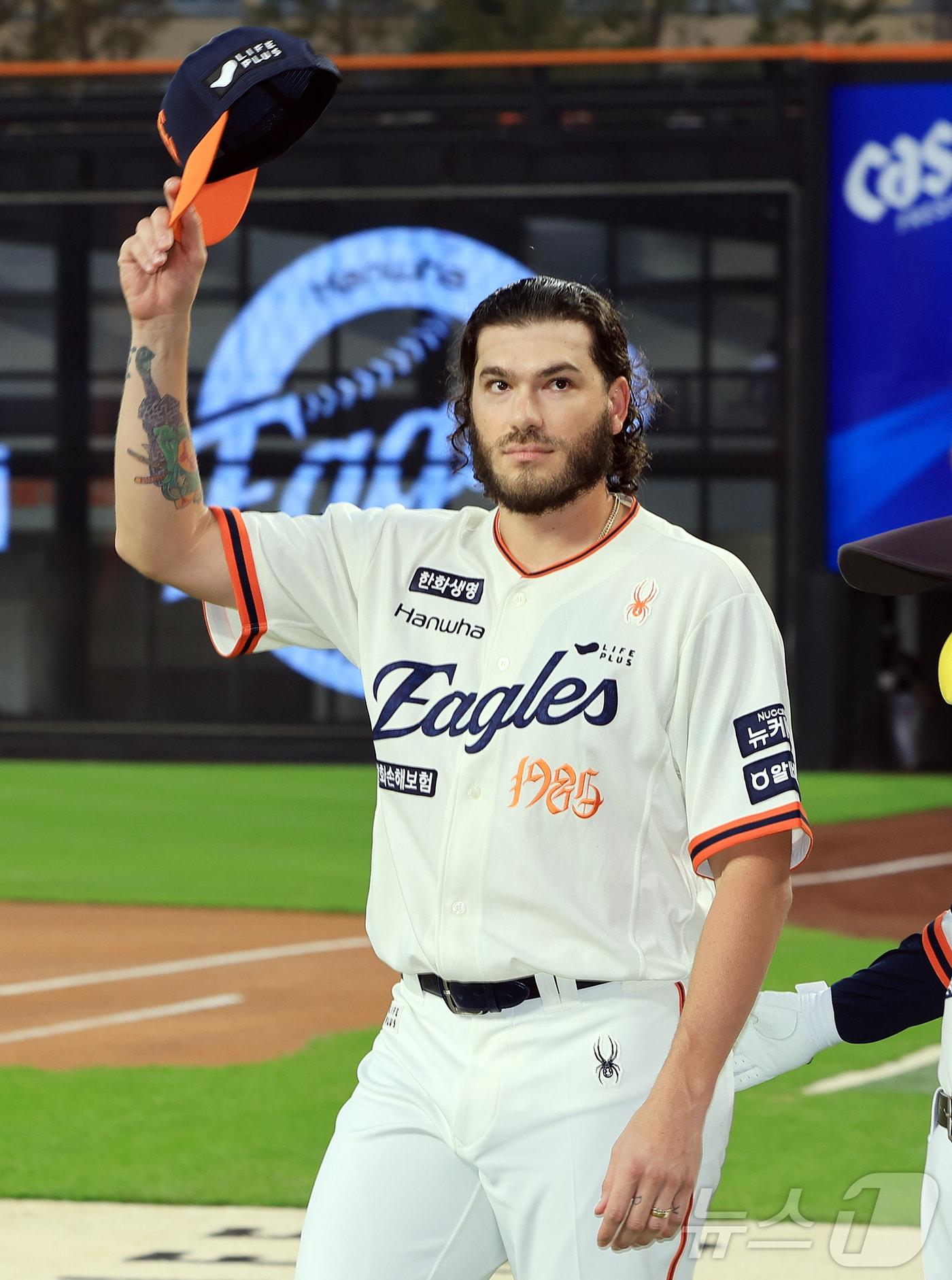 본문 이미지 - KBO리그 단일 시즌 최다 탈삼진에 성공한 한화 폰세가 대전 한화생명 볼파크에서 열리는 프로야구 '2025 신한 SOL뱅크 KBO 리그' LG 트윈스와의 경기를 앞두고 시상식에 참석하며 팬들에게 인사하고 있다. 2025.9.26/뉴스1 ⓒ News1 김진환 기자