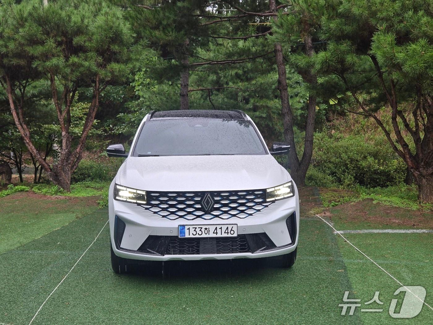 본문 이미지 - 24일 경기 포천에서 촬영한 르노코리아 중형 스포츠유틸리티차&#40;SUV&#41; &#39;그랑 콜레오스&#39; 2026년형 하이브리드 E-테크&#40;Tech&#41; 에스프리 알핀&#39; 트림 전면부 모습. 2025.09.24/뉴스1 김성식 기자