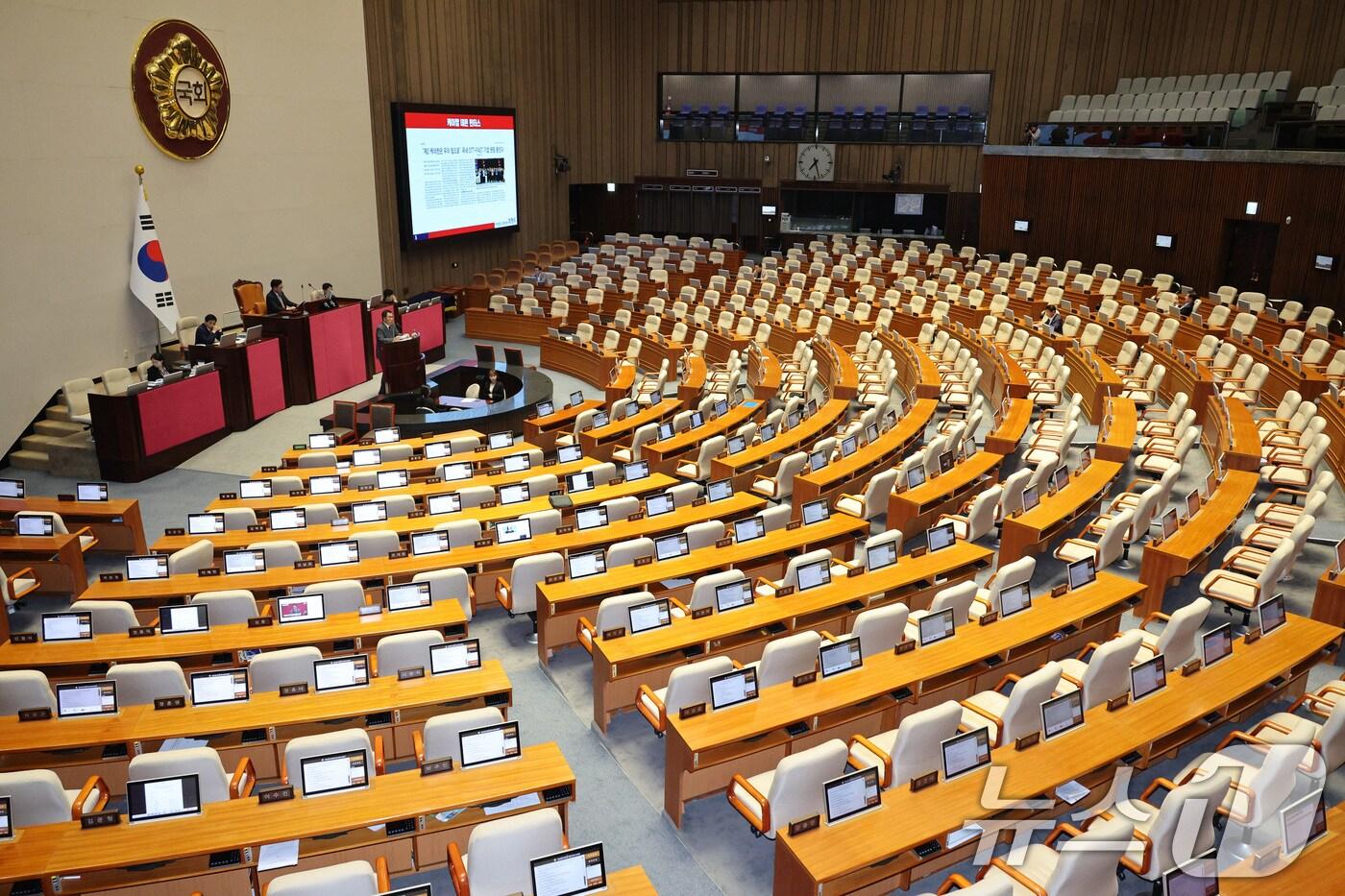 최형두 국민의힘 의원이 26일 서울 여의도 국회에서 열린 제429회 국회&#40;정기회&#41; 9차 본회의에서 방송미디어통신위원회의 설치 및 운영에 관한 법률안&#40;대안&#41;에 무제한 토론&#40;필리버스터&#41;을 하고 있다. 2025.9.26/뉴스1 ⓒ News1 신웅수 기자