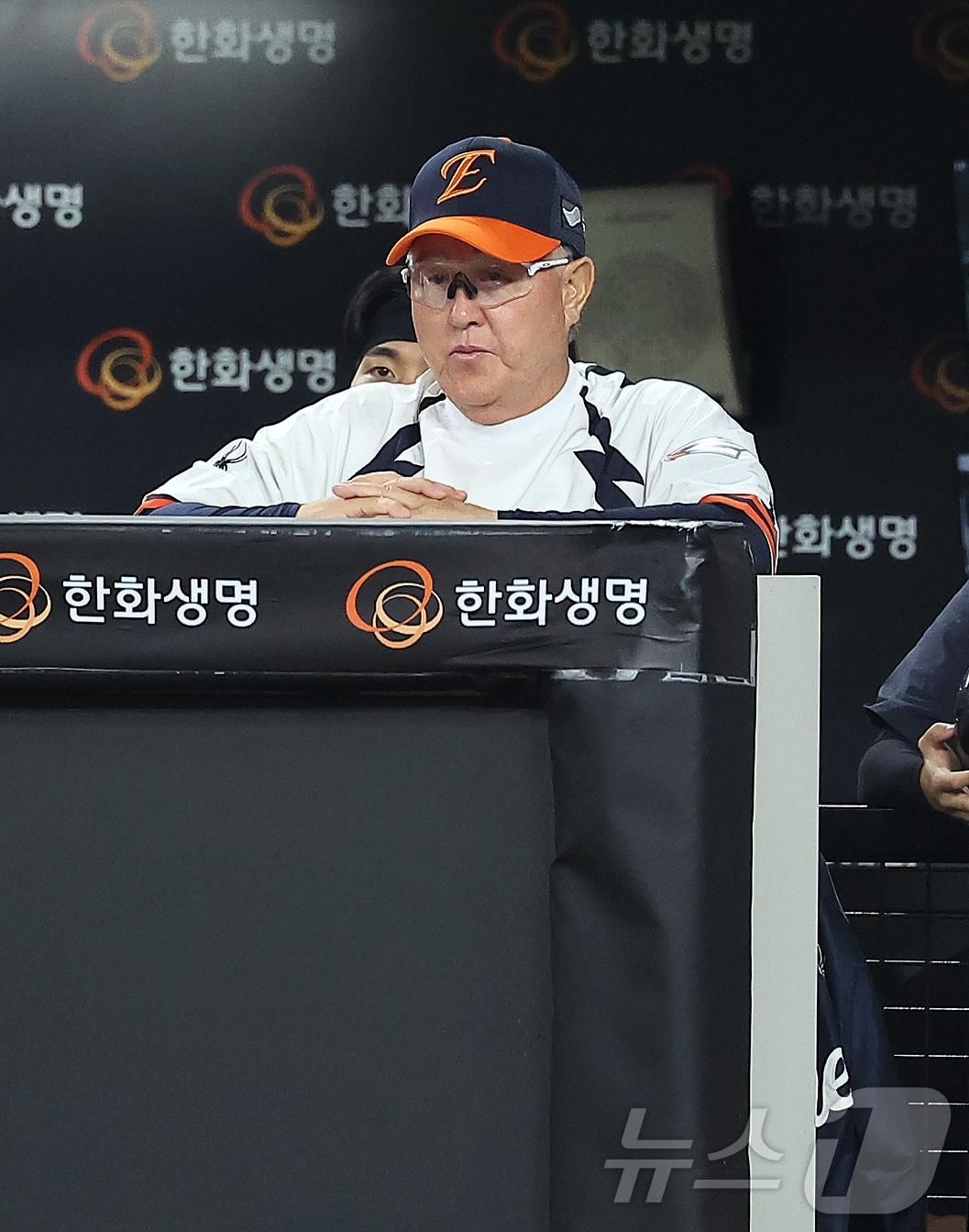 본문 이미지 - 26일 오후 대전 한화생명 볼파크에서 열린 프로야구 &#39;2025 신한 SOL뱅크 KBO 리그&#39; LG 트윈스와 한화 이글스의 경기, 한화 김경문 감독이 5회초 경기를 지켜보고 있다. 2025.9.26/뉴스1 ⓒ News1 김진환 기자