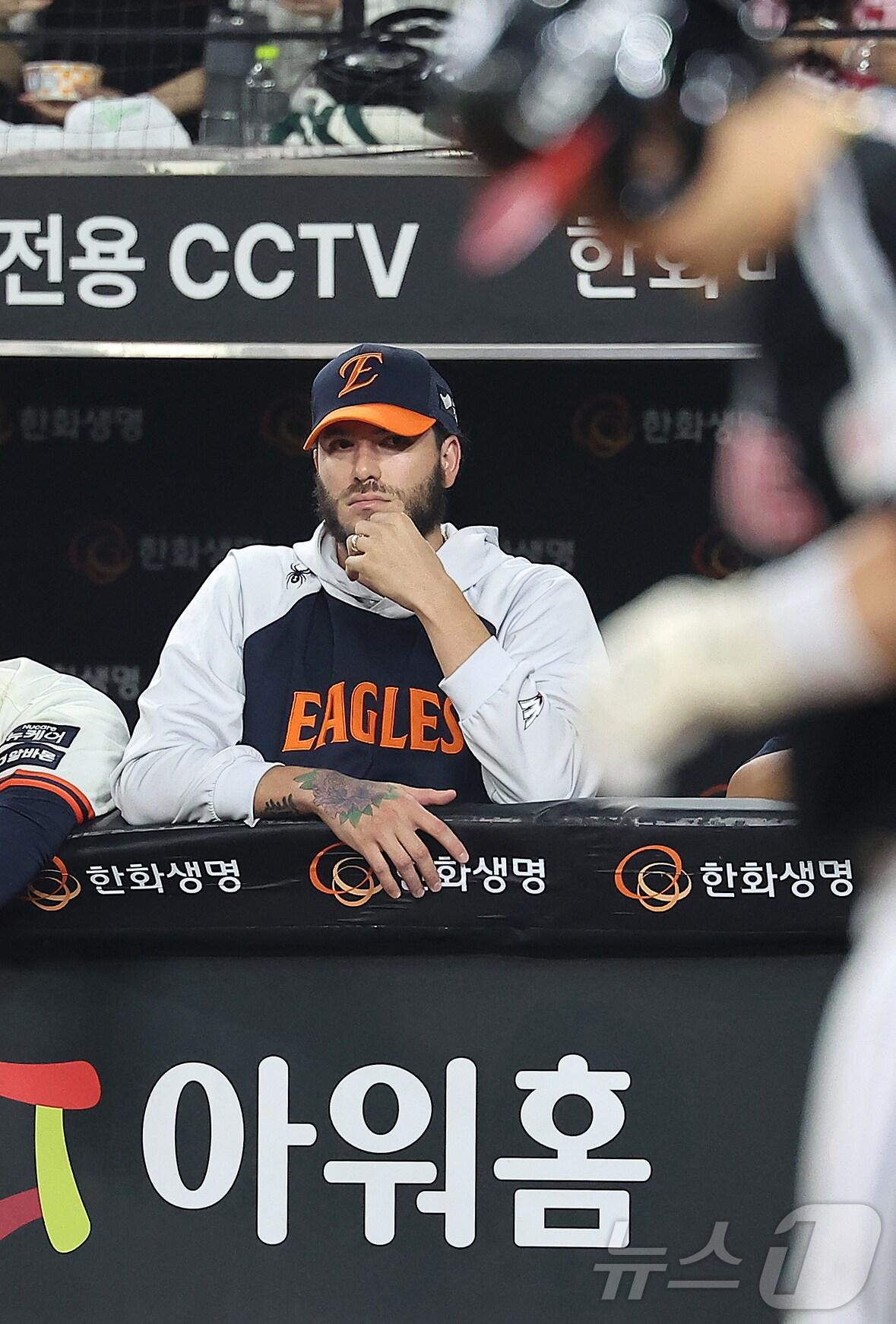 본문 이미지 - 26일 오후 대전 한화생명 볼파크에서 열린 프로야구 &#39;2025 신한 SOL뱅크 KBO 리그&#39; LG 트윈스와 한화 이글스의 경기, 한화 폰세가 더그아웃에서 경기를 지켜보고 있다. 2025.9.26/뉴스1 ⓒ News1 김진환 기자