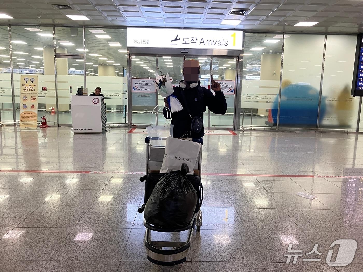 본문 이미지 - 당국의 난민 신청 거부로 김해국제공항에서 5개월 가까이 머물러 온 난민 신청자가 한국으로 입국하고 있는 모습.&#40;소송대리인 측 제공. 재판매 및 DB금지&#41;