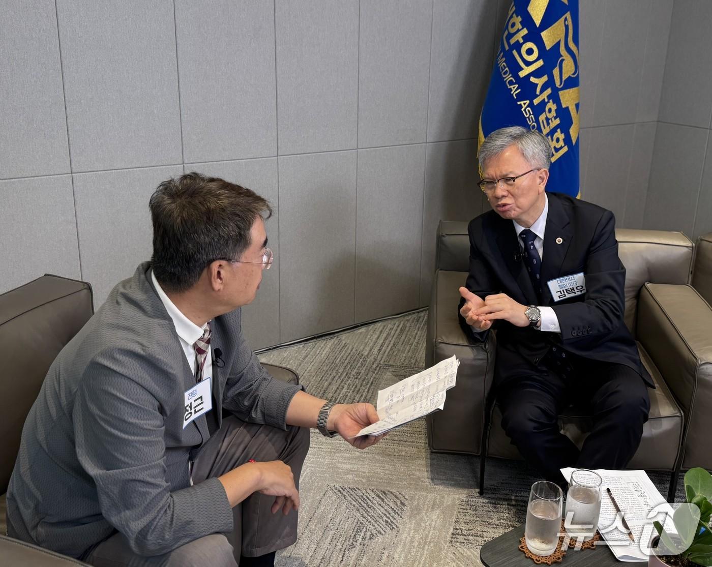 본문 이미지 - 김택우 대한의사협회장&#40;오른쪽&#41;이 온닥터TV &#39;메디컬포커스&#39; 프로그램에 출연 장면.&#40;온닥터TV 제공. 재판매 및 DB금지&#41;
