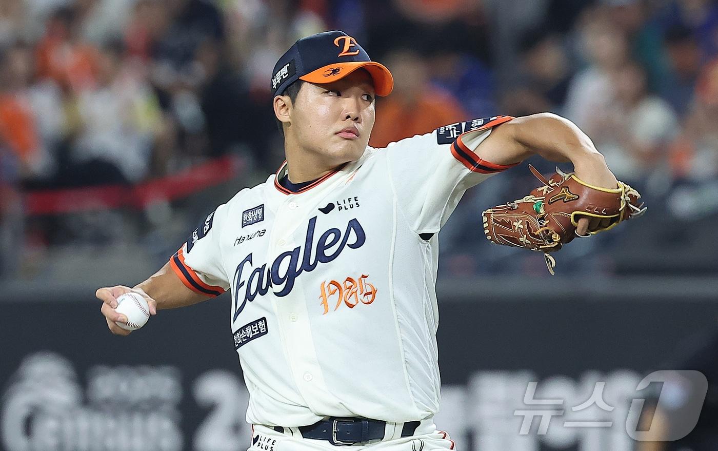 26일 오후 대전 한화생명 볼파크에서 열린 프로야구 '2025 신한 SOL뱅크 KBO 리그' LG 트윈스와 한화 이글스의 경기, 한화 정우주가 7회초 등판해 힘차게 공을 던지고 있다. 2025.9.26/뉴스1 ⓒ News1 김진환 기자