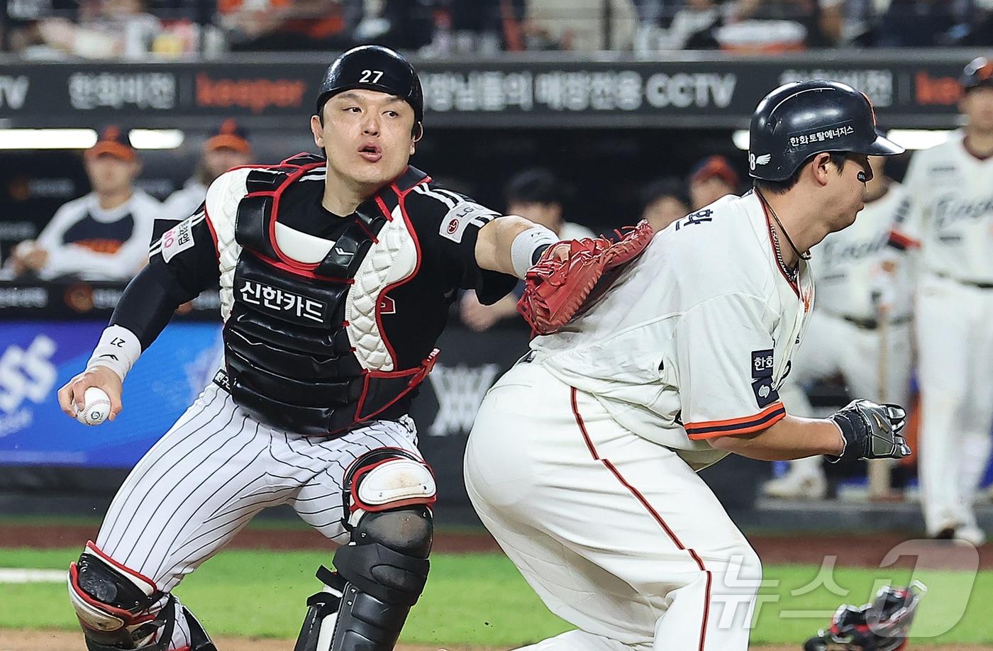 26일 오후 대전 한화생명 볼파크에서 열린 프로야구 &#39;2025 신한 SOL뱅크 KBO 리그&#39; LG 트윈스와 한화 이글스의 경기, 7회말 1사 주자 2,3루 한화 하주석의 번트 때 런다운에 걸렸던 3루 주자 노시환이 LG 박동원이 빈 글러브로 태그하는 바람에 득점에 성공하고 있다. 2025.9.26/뉴스1 ⓒ News1 김진환 기자