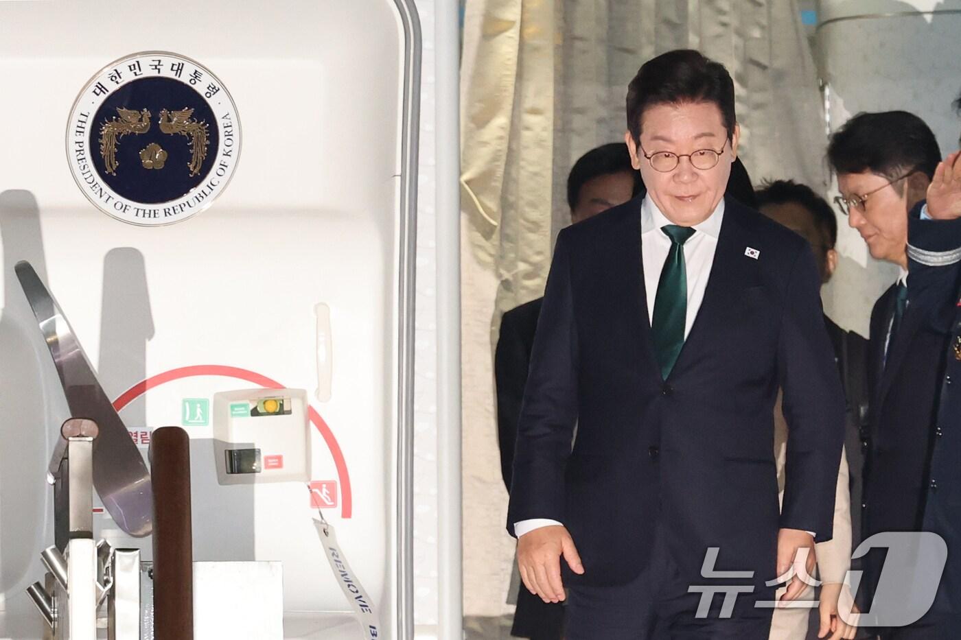 이재명 대통령이 26일 미국 뉴욕 유엔총회 일정을 마치고 경기도 성남 서울공항을 통해 귀국하고 있다. 2025.9.26/뉴스1 ⓒ News1 이광호 기자