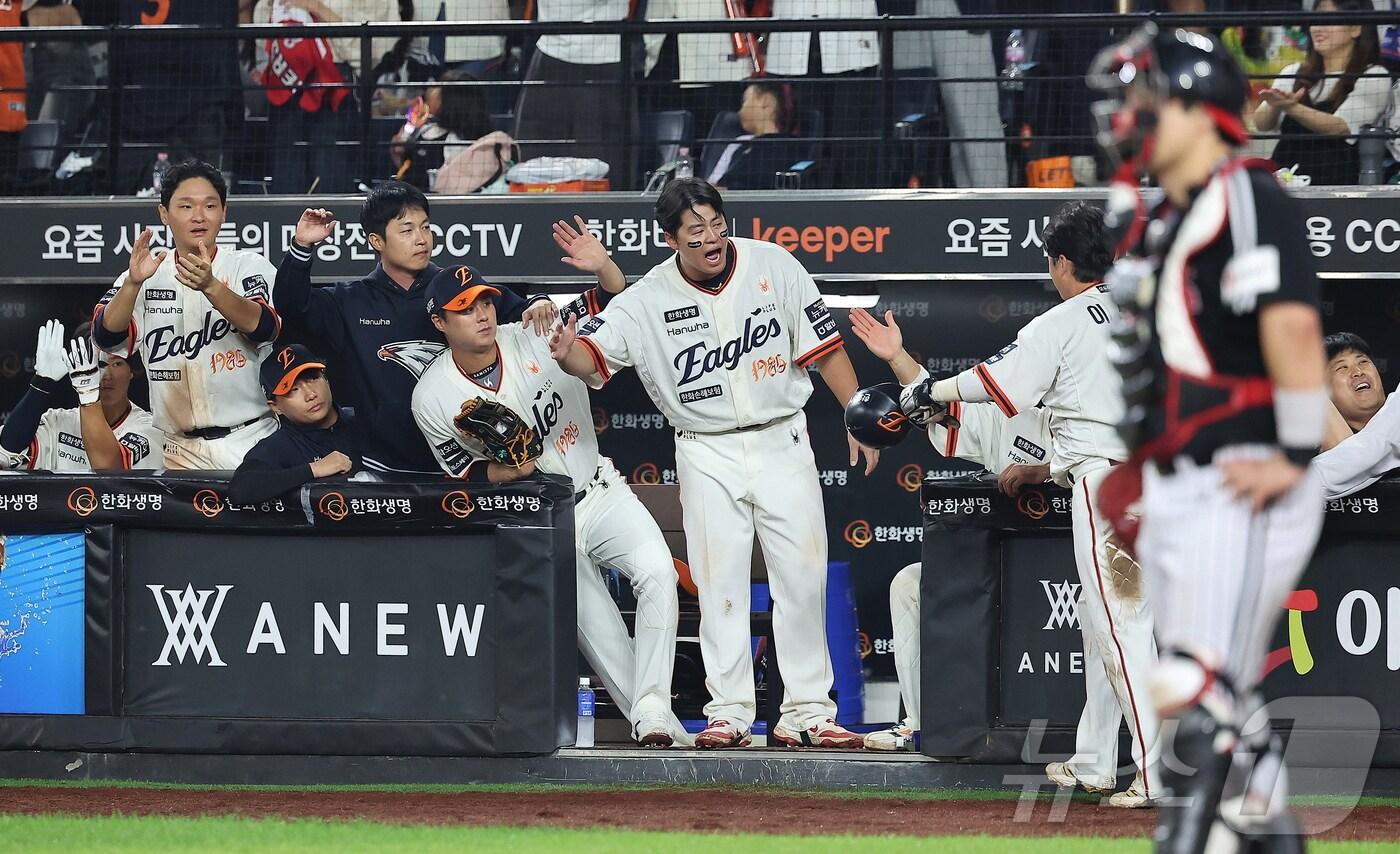 26일 오후 대전 한화생명 볼파크에서 열린 프로야구 '2025 신한 SOL뱅크 KBO 리그' LG 트윈스와 한화 이글스의 경기, 한화 이도윤이 7회말 1사 2,3루 상황에서 심우준의 스퀴즈 번트로 득점에 성공 후 더그아웃에서 동료들과 기쁨을 나누고 있다. 2025.9.26/뉴스1 ⓒ News1 김진환 기자