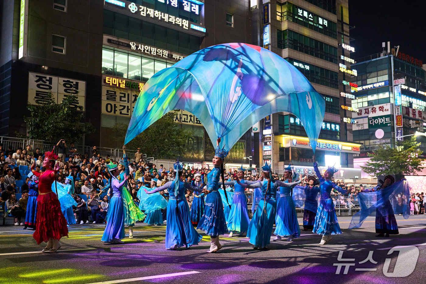 거리댄스 퍼레이드 참여한 부랴티아 공화국 참가팀.(천안시청 제공. 재판매 및 DB금지)