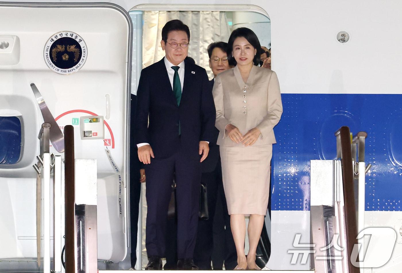 이재명 대통령과 김혜경 여사가 26일 미국 뉴욕 유엔총회 일정을 마치고 경기도 성남 서울공항을 통해 귀국하고 있다. 2025.9.26/뉴스1 ⓒ News1 이광호 기자