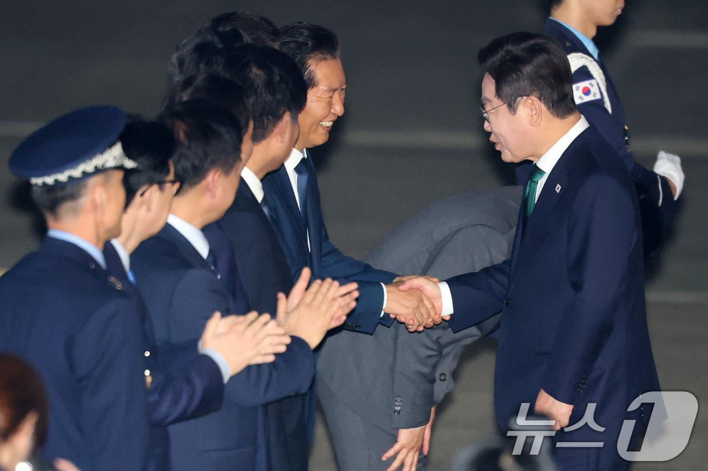 이재명 대통령이 지난 26일 미국 뉴욕 유엔총회 일정을 마치고 경기도 성남 서울공항을 통해 귀국해 환영나온 정청래 더불어민주당 대표와 악수하고 있다. 2025.9.26/뉴스1 ⓒ News1 이광호 기자