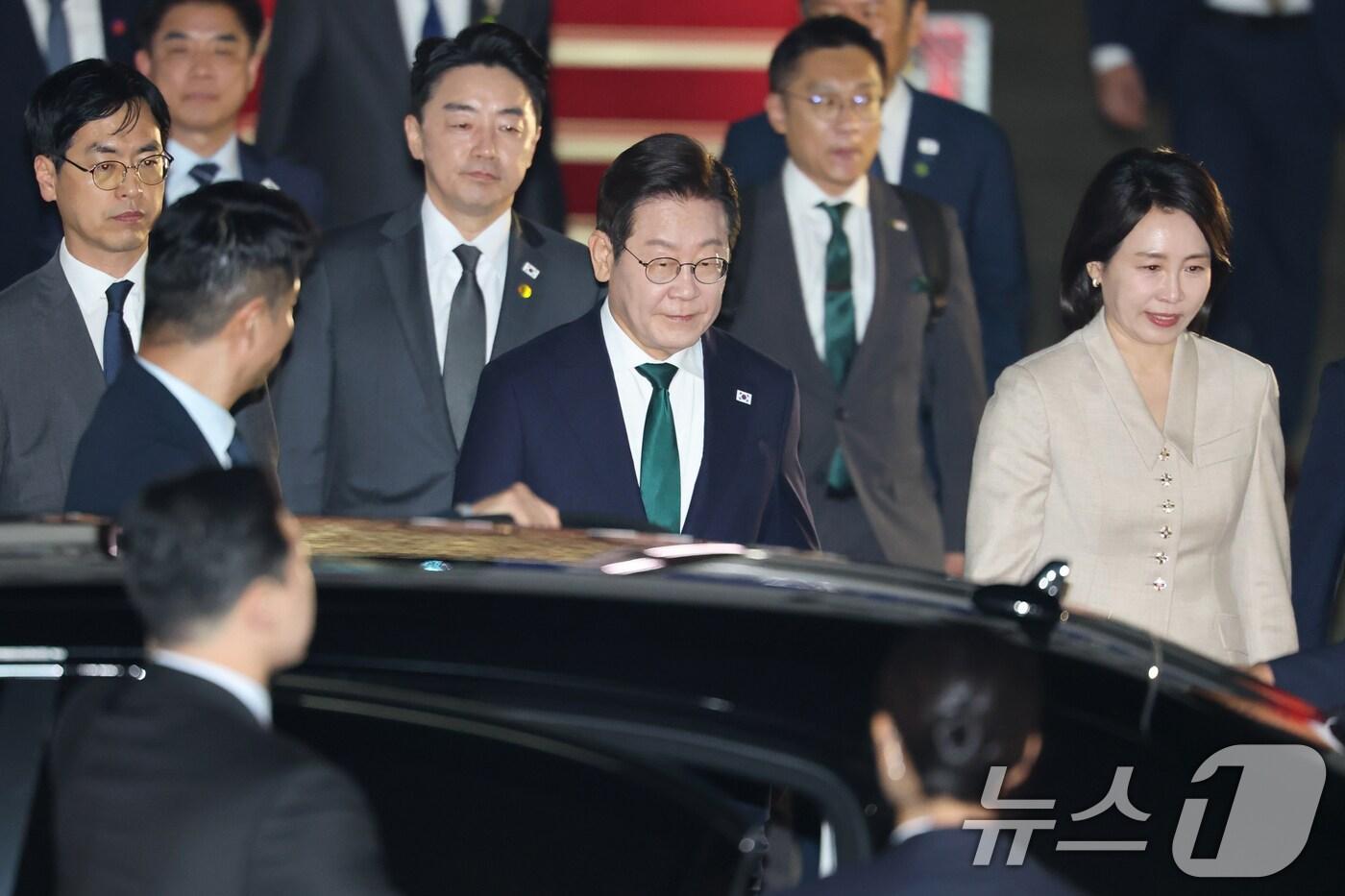 이재명 대통령과 김혜경 여사가 지난 26일 미국 뉴욕 유엔총회 일정을 마치고 경기도 성남 서울공항을 통해 귀국하고 있다. 2025.9.26/뉴스1 ⓒ News1 이광호 기자