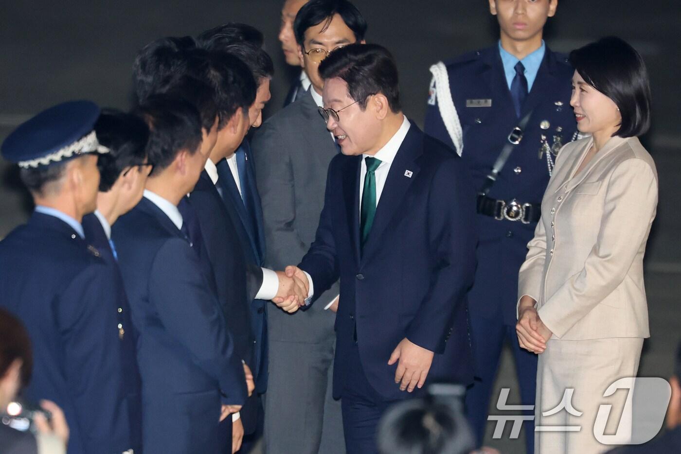 이재명 대통령이 지난 26일 미국 뉴욕 유엔총회 일정을 마치고 경기도 성남 서울공항을 통해 귀국해 환영나온 김병기 더불어민주당 원내대표와 악수하고 있다. 2025.9.26/뉴스1 ⓒ News1 이광호 기자