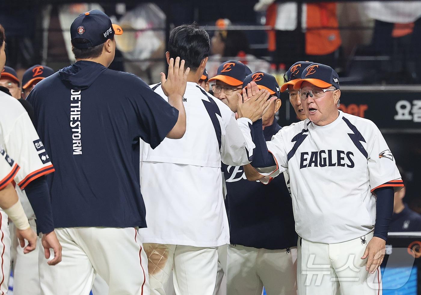 26일 오후 대전 한화생명 볼파크에서 열린 프로야구 &#39;2025 신한 SOL뱅크 KBO 리그&#39; LG 트윈스와 한화 이글스의 경기, 4대1로 승리한 한화 김경문 감독이 선수들과 하이파이브를 하고 있다. 2025.9.26/뉴스1 ⓒ News1 김진환 기자