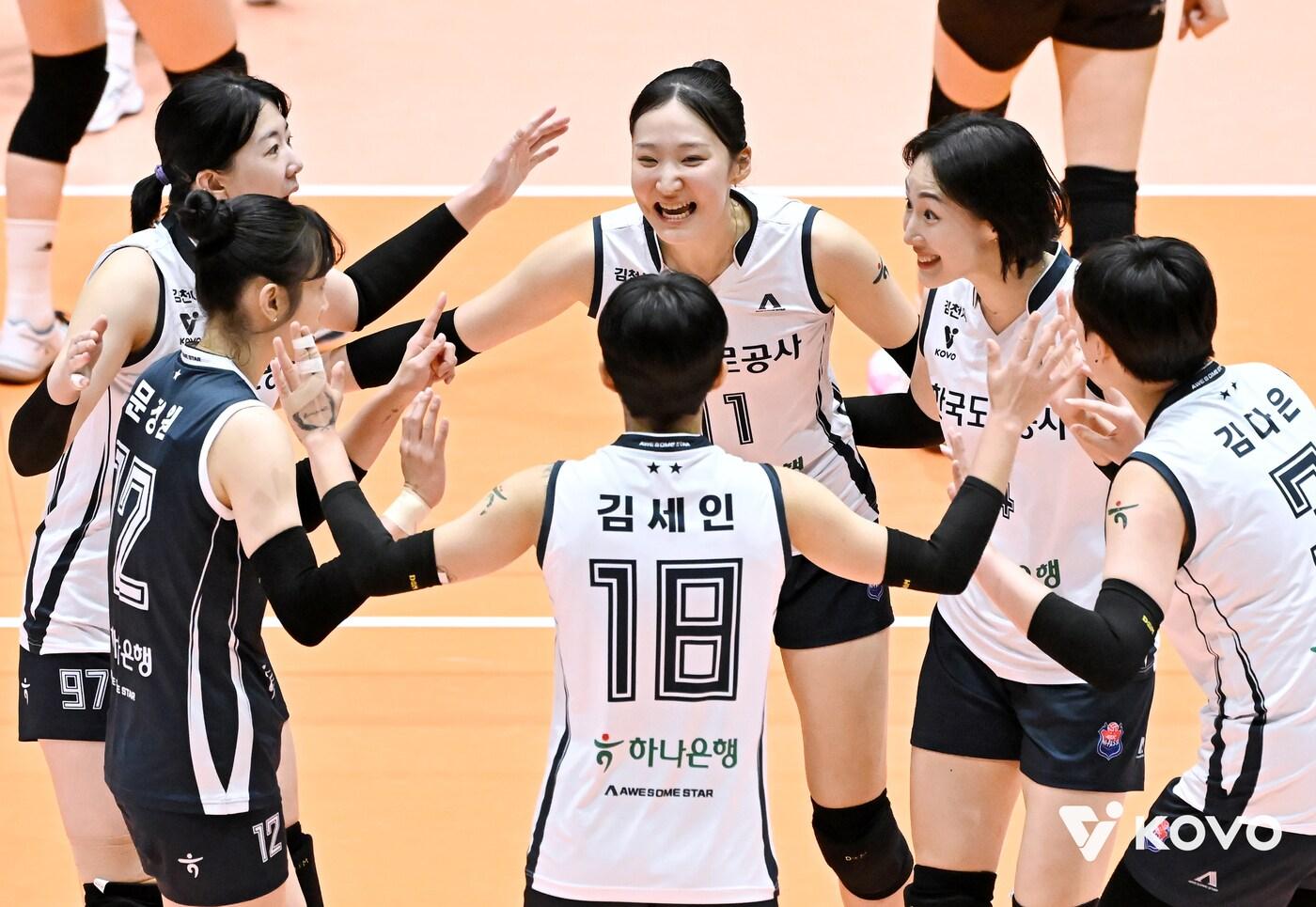 IBK기업은행이 26일 정관장을 3-1로 꺾고 KOVO컵 4강에 올랐다. &#40;KOVO 제공&#41;