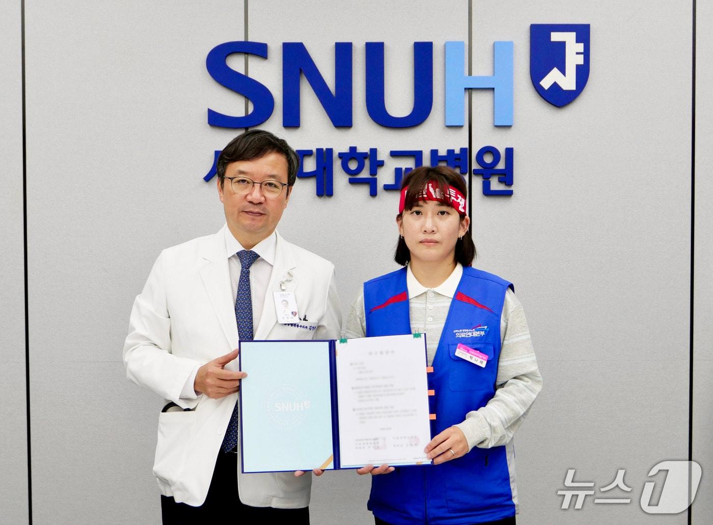 본문 이미지 - 서울대병원 노사가 2025년 임금 및 단체협약 가조인식을 가졌다. 김영태 서울대병원장&#40;왼쪽&#41;과 박나래 서울대병원 분회장.&#40;서울대병원 제공&#41;