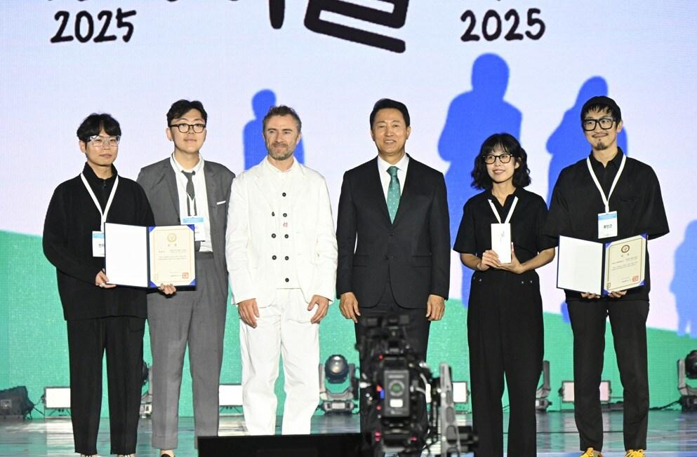 본문 이미지 - 오세훈 서울시장과 토마스 헤드윅 총감독이 26일 열린송현 녹지광장에서 진행한 &#39;제5회 서울도시건축비엔날레&#39; 개막식에서 비엔날레상과 특별상 시상 후 기념촬영하고 있다.&#40;서울시 제공&#41;