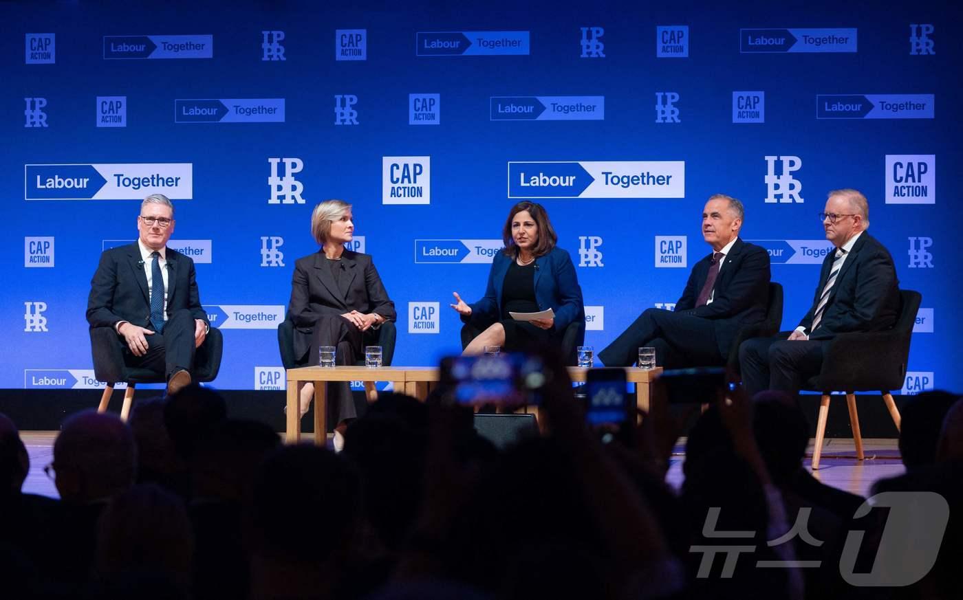 영국의 키어 스타머 총리(왼쪽), 아이슬란드의 크리스트룬 프로스타도티르 총리(왼쪽 두 번째), 캐나다의 마크 카니 총리(오른쪽 두 번째), 호주의 앤서니 앨버니지 총리(오른쪽)가 26일(현지시간) 영국 런던 중심부에서 열린 ‘2025 세계 진보 행동 정상회의(Global Progress Action Summit)’에 참석하고 있다. 2025.09.26.ⓒ AFP=뉴스1