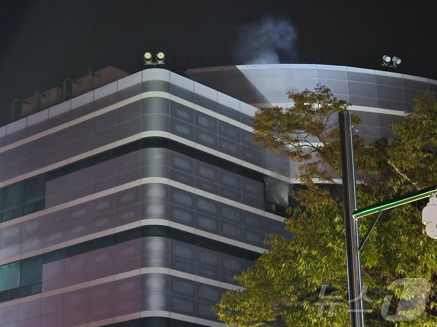 본문 이미지 - 26일 오후 8시20분께 대전 유성구 국가정보자원관리원에서 불이 나 소방당국이 진화 작업을 하고 있다. 불은 5층 전산실 리튬이온 배터리에서 발생한 것으로 추정된다. 정부 전산자원을 통합 관리하는 국가정보자원관리원(국정자원) 화재로 정부 온라인 서비스 70개가 마비됐다. 2025.9.27/뉴스1 ⓒ News1 김종서 기자