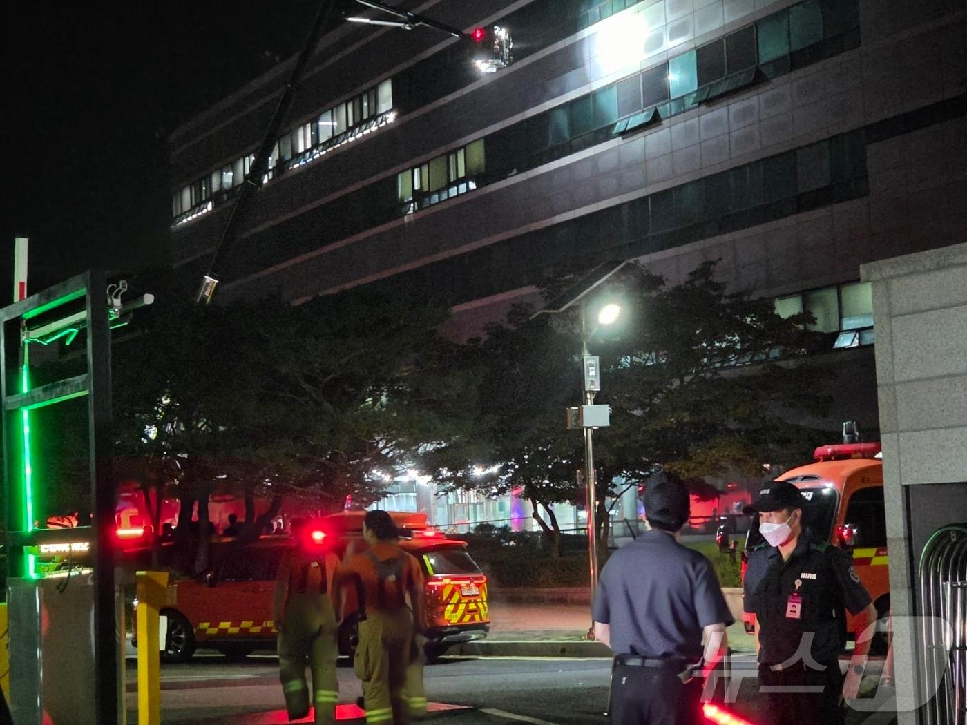 본문 이미지 - 26일 오후 8시20분께 대전 유성구 국가정보자원관리원에서 불이 나 소방당국이 진화 작업을 하고 있다. 불은 5층 전산실 리튬이온 배터리에서 발생한 것으로 추정된다. 정부 전산자원을 통합 관리하는 국가정보자원관리원(국정자원) 화재로 정부 온라인 서비스 70개가 마비됐다. 2025.9.27/뉴스1 ⓒ News1 김종서 기자