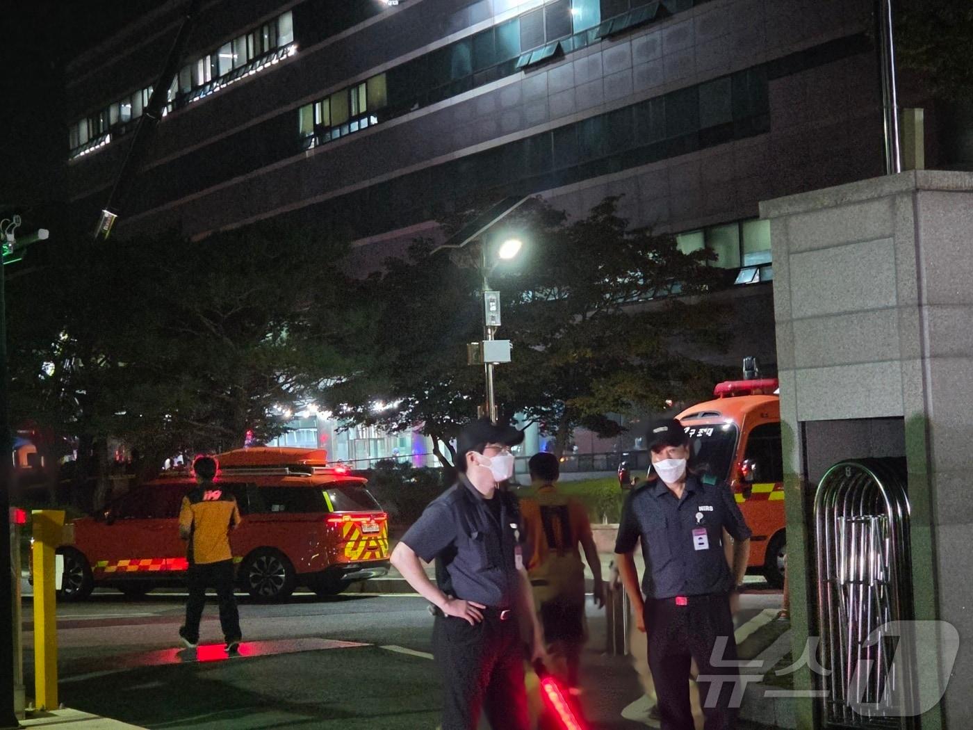 본문 이미지 - 26일 오후 8시20분께 대전 유성구 국가정보자원관리원에서 불이 나 소방당국이 진화 작업을 하고 있다. 불은 5층 전산실 리튬이온 배터리에서 발생한 것으로 추정된다. 정부 전산자원을 통합 관리하는 국가정보자원관리원&#40;국정자원&#41; 화재로 정부 온라인 서비스 70개가 마비됐다. 2025.9.27/뉴스1 ⓒ News1 김종서 기자