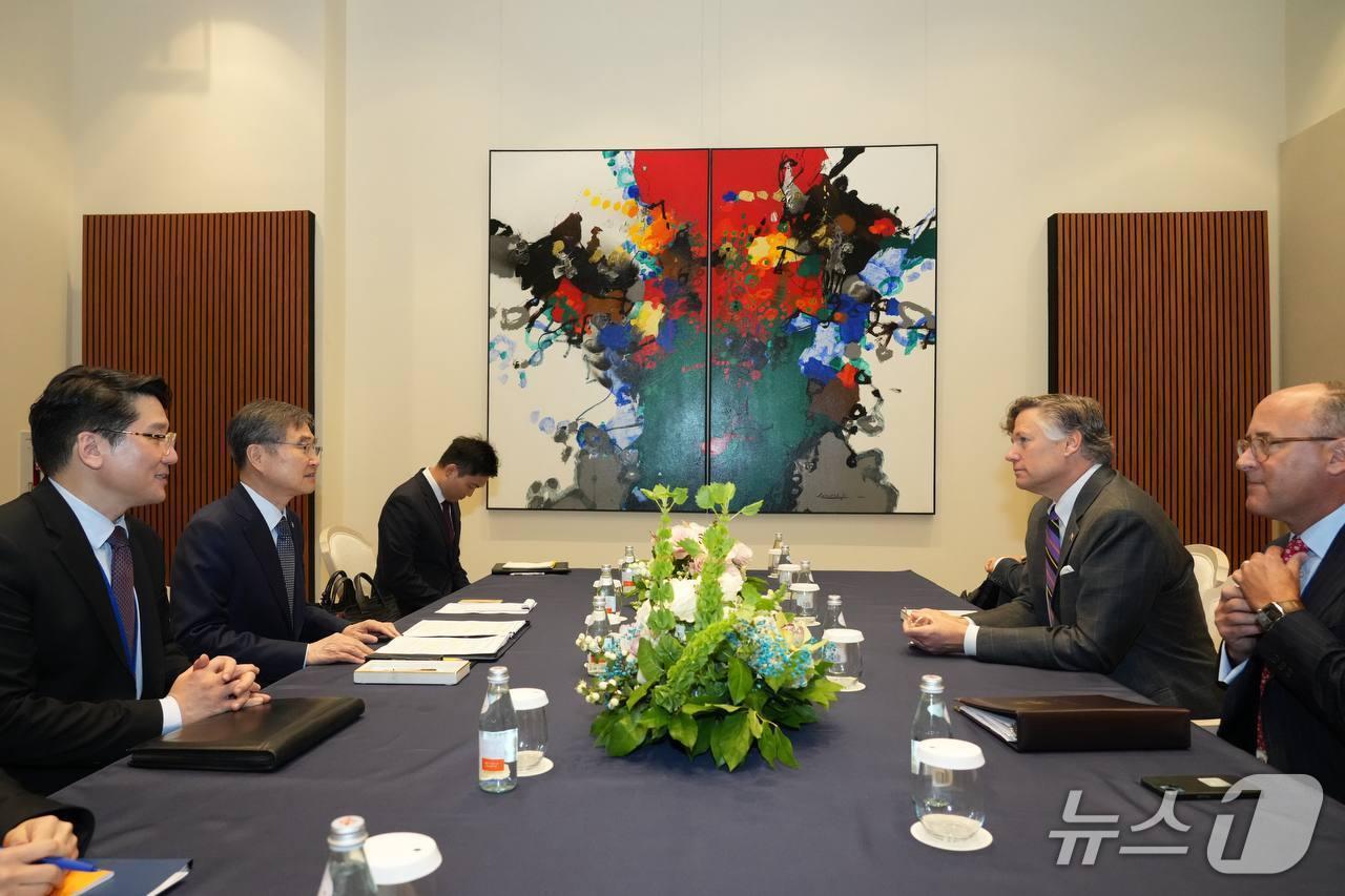 본문 이미지 - 조현 외교부 장관은 26일(현지시간) 오전 뉴욕 현지에서 크리스토퍼 랜다우 미국 국무부 부장관을 접견했다. 2025.09.27. (외교부 제공)