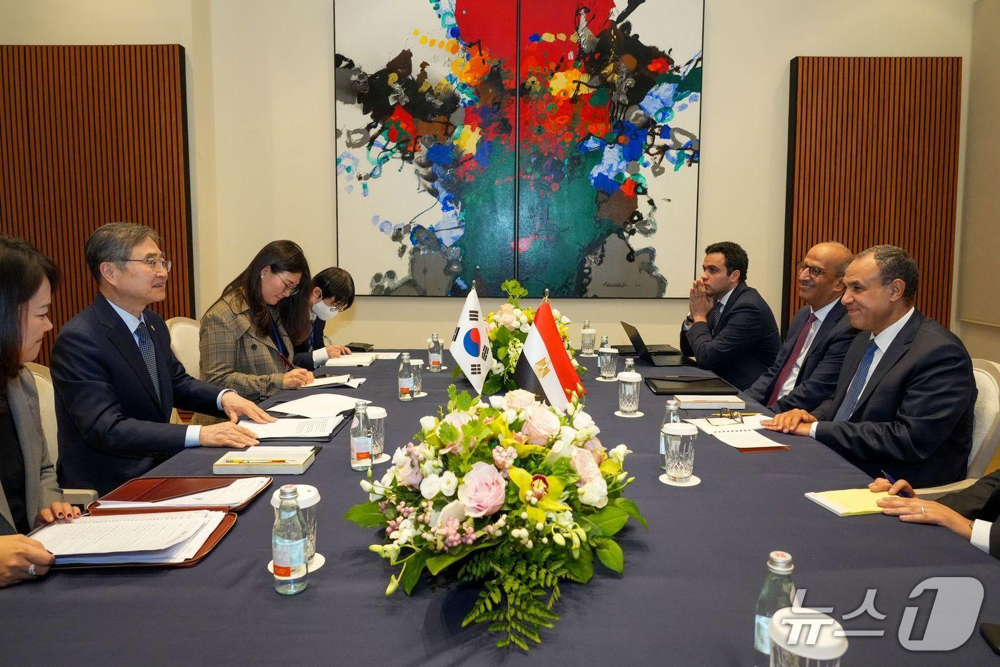 제80차 유엔총회 고위급 주간 참석차 뉴욕을 방문 중인 조현 외교부 장관은  26일&#40;현지시간&#41; 바드르 압델라티 이집트 외교장관과 회담을 가졌다. 2025.09.27. &#40;외교부 제공&#41;