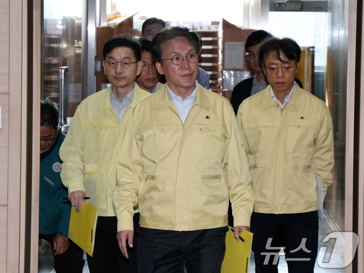 본문 이미지 - 김민석 국무총리가 27일 오전 서울 종로구 정부서울청사에서 열린 &#39;국가자원관리원 화재 관련 대책 회의&#39;에 참석하고 있다. 2025.9.27/뉴스1 ⓒ News1 황기선 기자