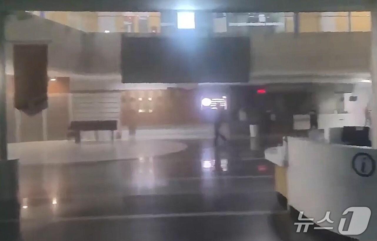 본문 이미지 - 27일 새벽 제주대학교병원에서 불이 나 로비에 연기가 찬 모습.(제주도소방안전본부 제공. 재판매 및 DB 금지)