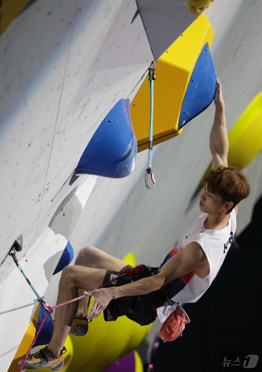 본문 이미지 - 이도현이 26일 서울 송파구 올림픽공원 KSPO돔에서 열린 2025 국제스포츠클라이밍연맹(IFSC) 서울 스포츠클라이밍 세계선수권대회 리드 남자부 결선에서 경기를 치르고 있다.  (대한산악연맹 제공. 재판매 및 DB 금지) 2025.9.27 ⓒ 뉴스1