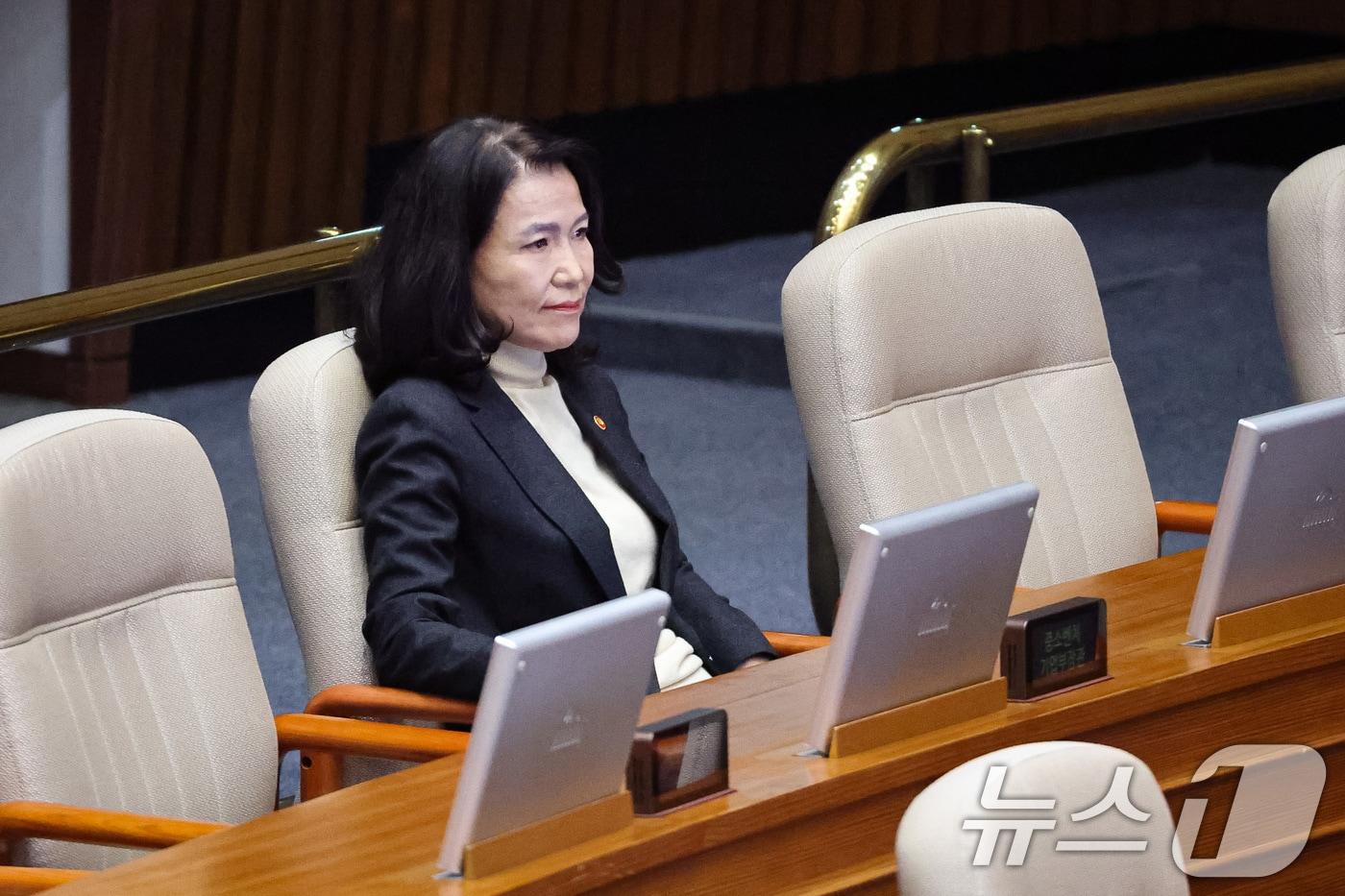 이진숙 방송통신위원장이 27일 서울 여의도 국회에서 열린 제429회 국회(정기회) 제9차 본회의에서 이주희 더불어민주당 의원의 방송미디어통신위원회의 설치 및 운영에 관한 법률안(대안)에 대한 무제한토론(필리버스터)을 지켜보고 있다. 2025.9.27/뉴스1 ⓒ News1 유승관 기자