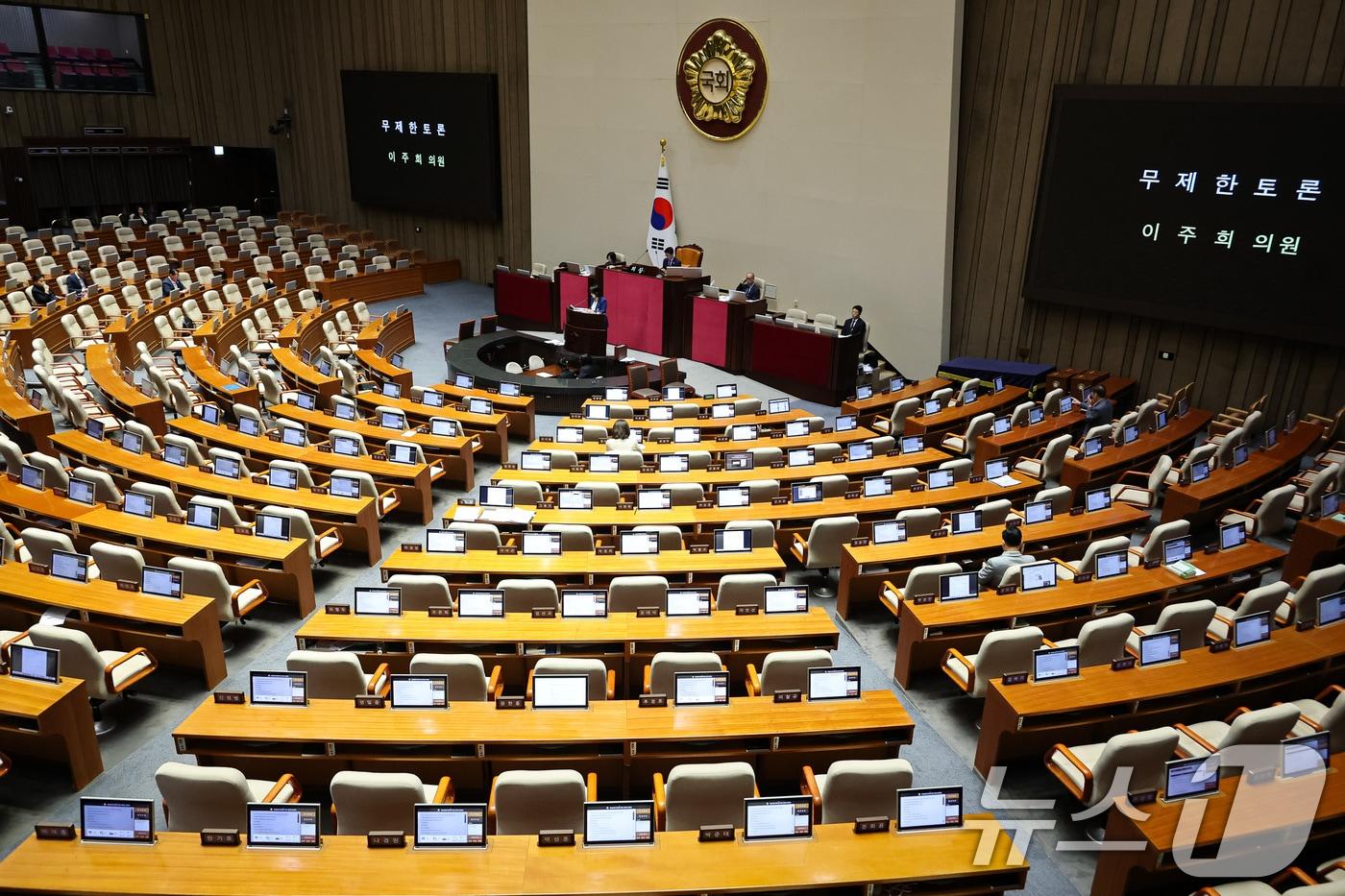 이주희 더불어민주당 의원이 지난 27일 서울 여의도 국회에서 열린 제429회 국회&#40;정기회&#41; 제9차 본회의에서 방송미디어통신위원회의 설치 및 운영에 관한 법률안&#40;대안&#41;에 대한 무제한토론&#40;필리버스터&#41;을 하고 있다. 2025.9.27/뉴스1 ⓒ News1 유승관 기자