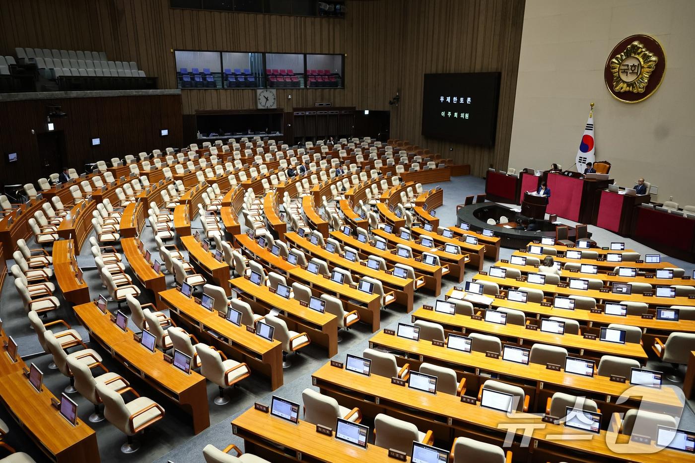 이주희 더불어민주당 의원이 27일 서울 여의도 국회에서 열린 제429회 국회&#40;정기회&#41; 제9차 본회의에서 방송미디어통신위원회의 설치 및 운영에 관한 법률안&#40;대안&#41;에 대한 무제한토론&#40;필리버스터&#41;을 하고 있다. 2025.9.27/뉴스1 ⓒ News1 유승관 기자