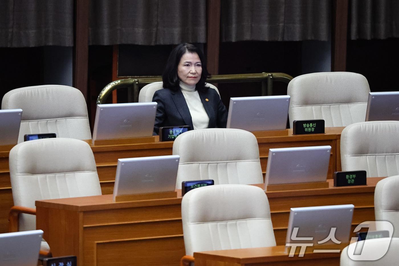 이진숙 방송통신위원장이 27일 서울 여의도 국회에서 열린 제429회 국회&#40;정기회&#41; 제9차 본회의에서 이주희 더불어민주당 의원의 방송미디어통신위원회의 설치 및 운영에 관한 법률안&#40;대안&#41;에 대한 무제한토론&#40;필리버스터&#41;을 지켜보고 있다. 2025.9.27/뉴스1 ⓒ News1 유승관 기자