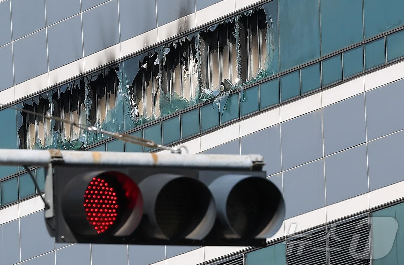 본문 이미지 - 전산 자원을 통합 관리하는 행정안전부 산하 국가정보자원관리원에서 지난 26일 오후 배터리 교체 작업 중 화재가 발생, 정부 온라인 서비스 70개가 마비됐다.사진은 이날 대전 유성구 국가정보자원관리원 화재현장. 2025.9.27/뉴스1 ⓒ News1 김진환 기자