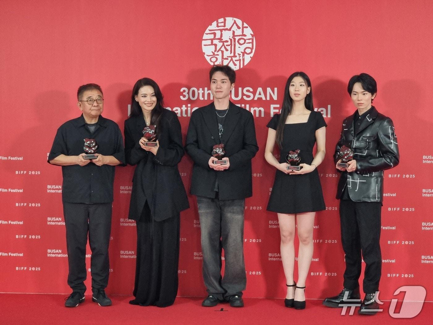 본문 이미지 - 제30회 부산국제영화제에서 수상자들이 트로피를 들고 기념 촬영하고 있다.(2025.9.26/뉴스1 ⓒ News1 임순택 기자)
