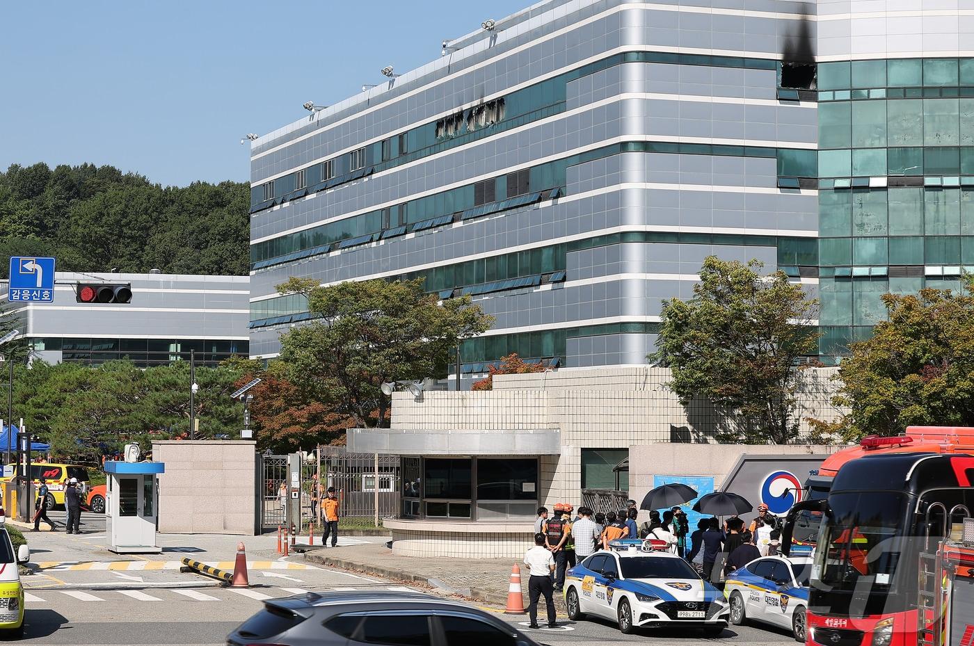 27일 오전 대전 유성구 국가정보자원관리원 화재현장의 모습. 전산 자원을 통합 관리하는 행정안전부 산하 국가정보자원관리원에서 지난 26일 오후 배터리 교체 작업 중 화재가 발생, 정부 온라인 서비스 70개가 마비됐다. 2025.9.27/뉴스1 ⓒ News1 김진환 기자